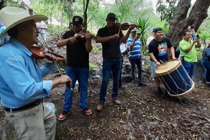 En Ixcatán, sigue viva la tradicional fiesta a San Pedro y San Pablo, para que el temporal sea abundante