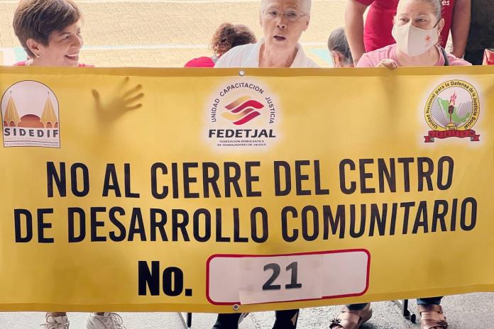 Adultos Mayores protestan para evitar el cierre del Centro Comunitario 21 del DIF en Lomas del Paradero