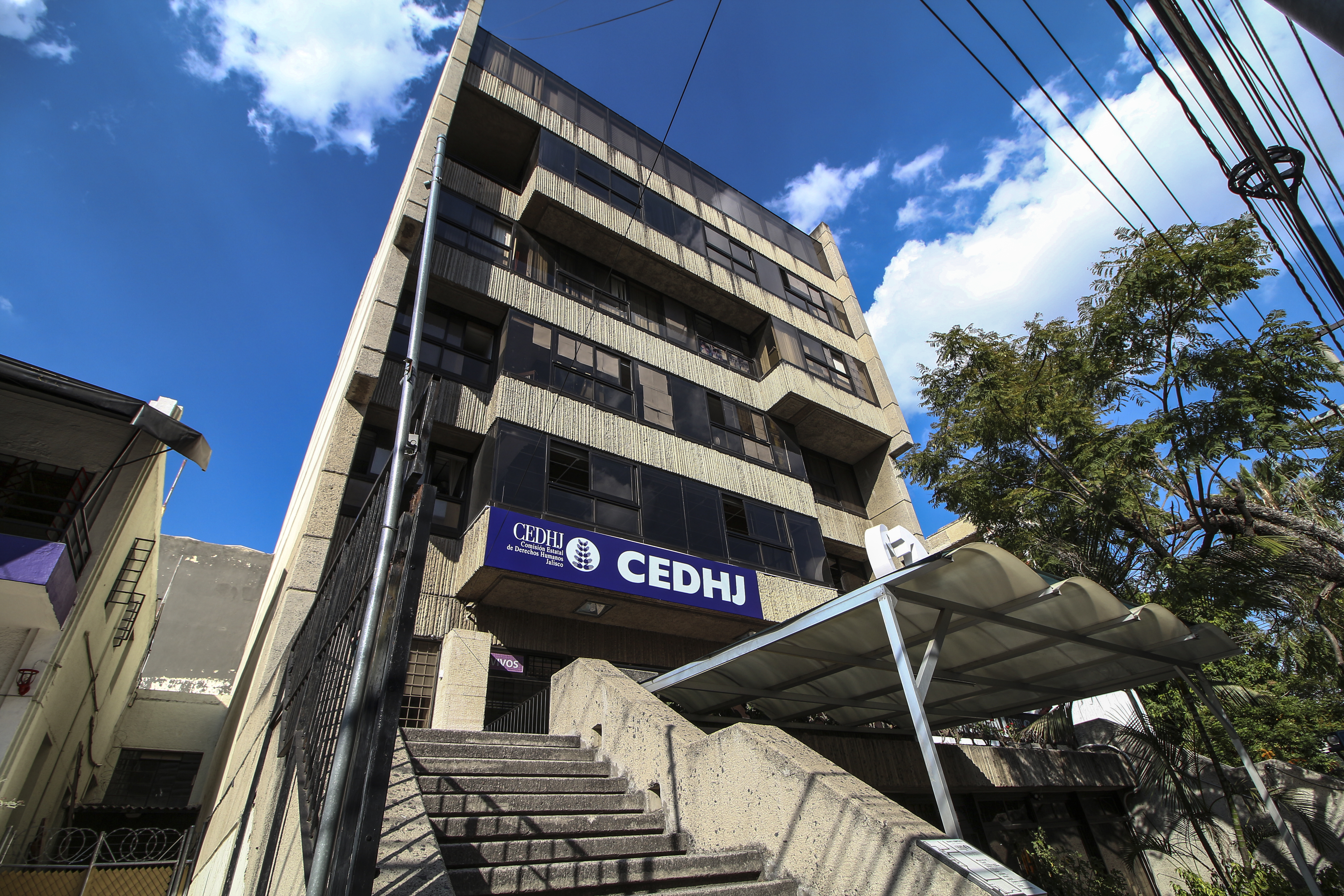 La CEDHJ reclama falta de claridad por omisiones en joven que parió en la banqueta