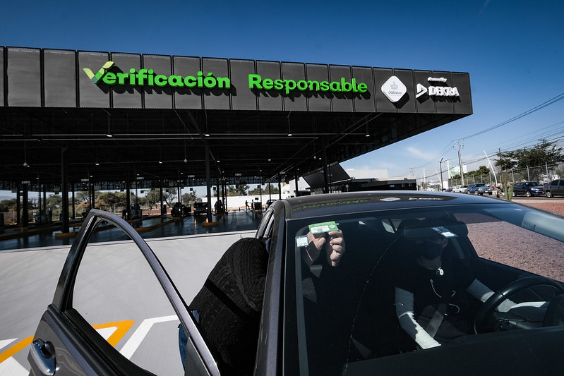 “Es ilegal” condicionar la entrega de placas nuevas a cumplir con la verificación vehicular