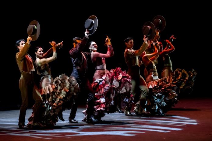 Ballet Nacional de España deleita a tapatíos con su puesta en escena en Conjunto Santander