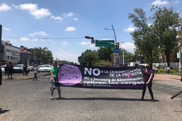 Frente Feminista Jalisco exige negociar cargos penales; automovilistas les echan el cofre