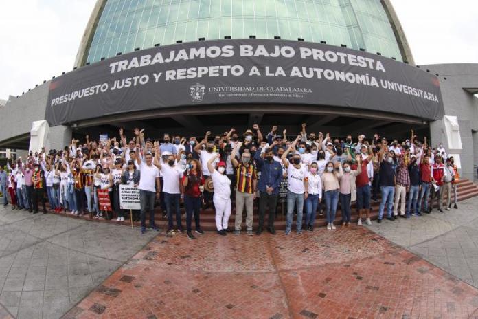 Trabajadores de la Universidad de Guadalajara exigen respeto a la Autonomía Universitaria