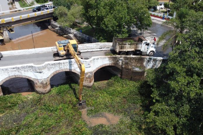 Gobierno de Ocotlán cierra puente de piedra ante limpieza del río Zula