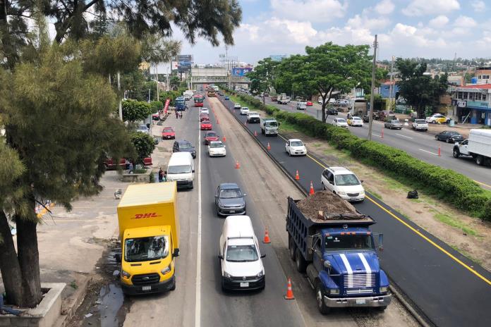 Demora paso de transporte público  por obras en carretera Chapala denuncian usuarios