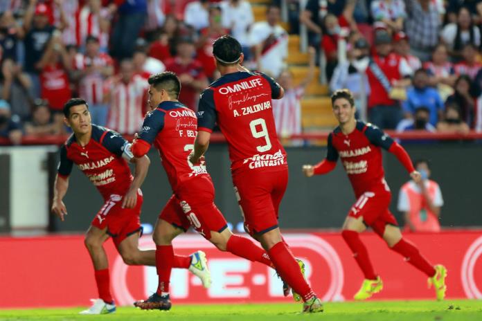 Guadalajara golea al Necaxa y consigue primera victoria en el Apertura