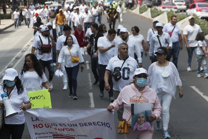 Padres dicen que la respuesta de las autoridades por desabasto en México es burla