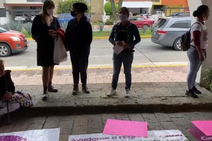 Familia de Dulce se manifiesta afuera de Casa Jalisco para exigir el regreso de Emilio
