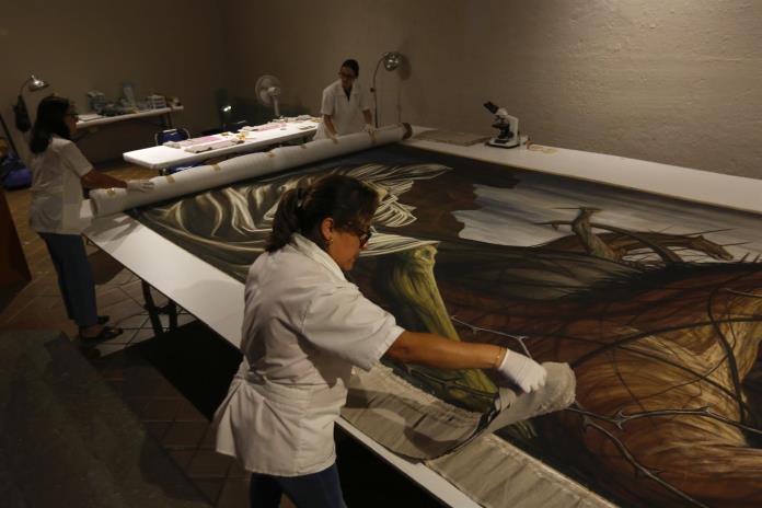 Un mural de Gabriel Flores es restaurado en Guadalajara para exhibirse en museo