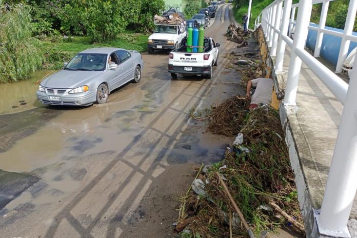 Inundaciones y un vehículo en el fondo del canal del rastro en Belenes, resultados de las lluvias