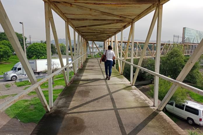 Ciudadanos urgen al Gobierno Federal rehabilitar puentes peatonales en Carretera a Chapala