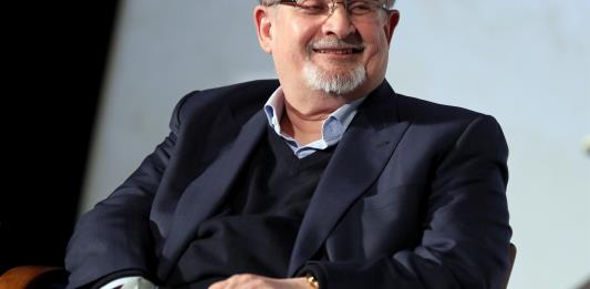 El escritor Salman Rushdie es atacado sobre el escenario durante una presentación en Nueva York