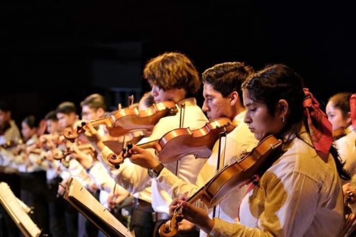 Jóvenes jamaytecos se presentan en Teatro Alarife con el Mariachi Cirilo Marmolejo
