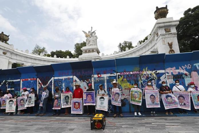 Padres de Ayotzinapa piden justicia un día antes del octavo aniversario