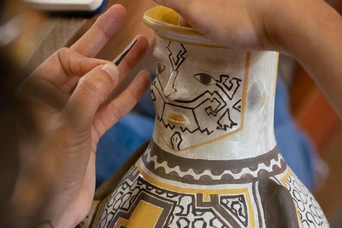 La ceramista Lily Sandoval Panduro imparte taller sobre su cultura: Shipibo-konibo