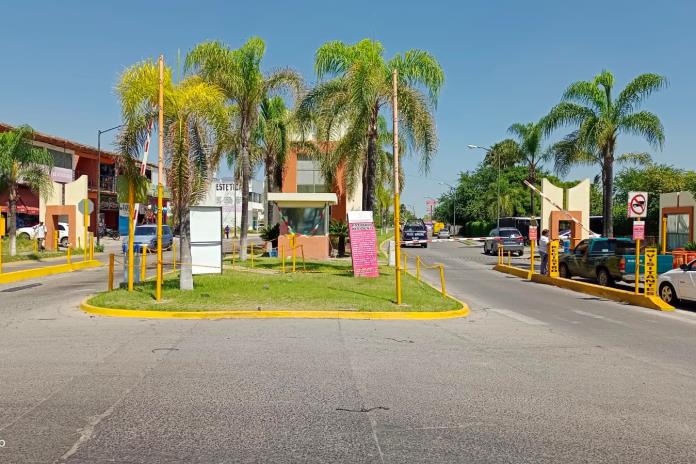 El colmo: Un fraccionamiento en Tlajomulco cobra por ceder paso a padres de familia a una escuela pública