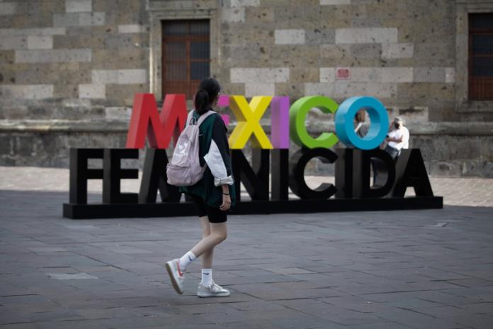 Policías quitan letrero de México Feminicida; son labores de “limpieza” dice gobernador
