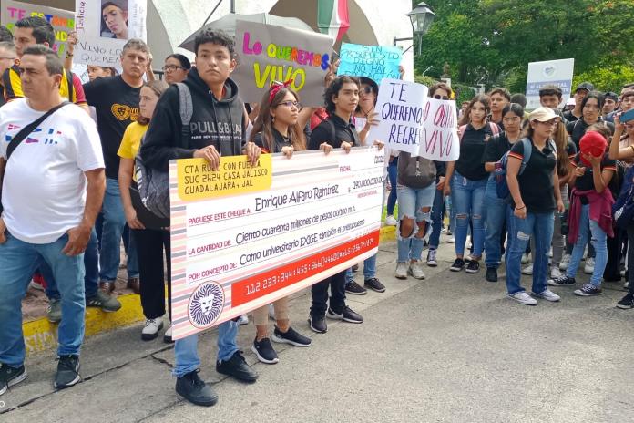Estudiantes le dan a Alfaro 140 millones de razones para respetar a la UdeG