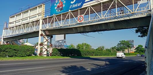 Varillas sueltas, hundimientos y falta de mantenimiento: el puente peatonal de la muerte en Las Pintitas