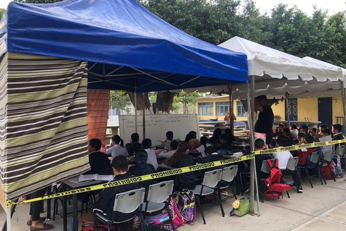 Estudian bajo toldos en primaria de Autlán tras afectaciones por sismo del 19