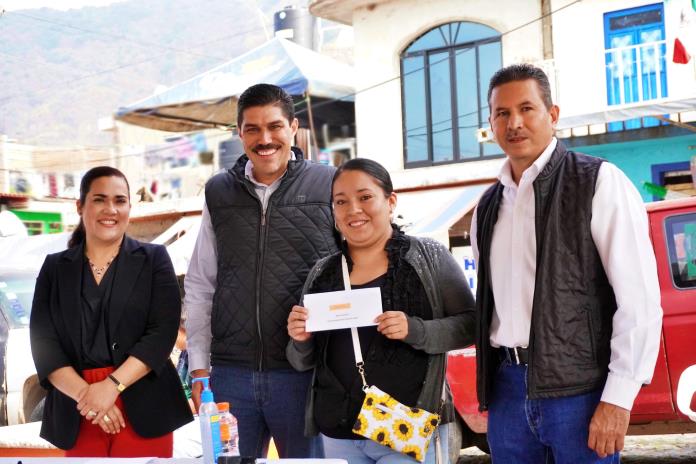 Entregan apoyos económicos para nivel primaria y secundaria en San Pedro Itzican