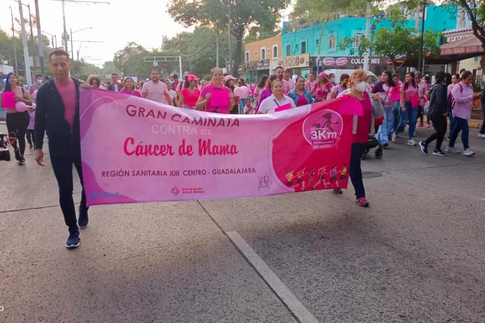 Médicos realizan caminata para visibilizar lucha contra el cáncer de mama