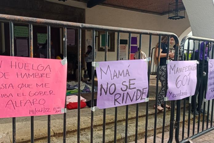 Ex pareja de magistrado señalado por abuso, en huelga de hambre afuera de Casa Jalisco