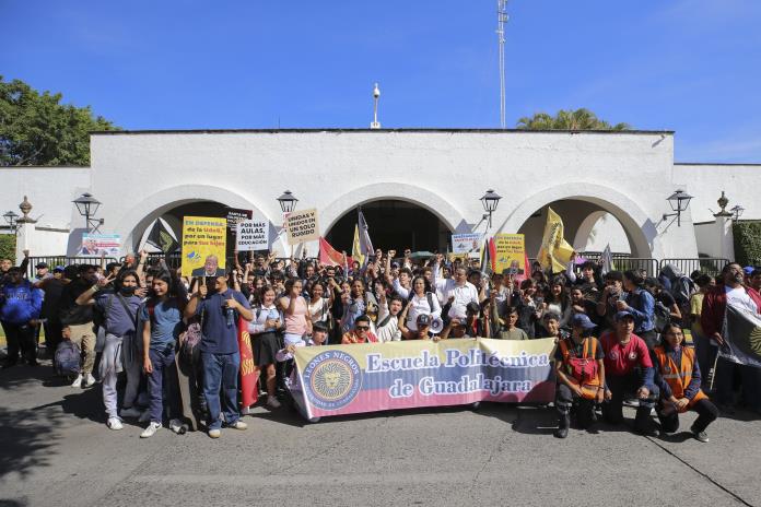 Con el mismo ánimo del inicio, la UdeG lleva a Casa Jalisco la marcha 161 por la defensa a su autonomía