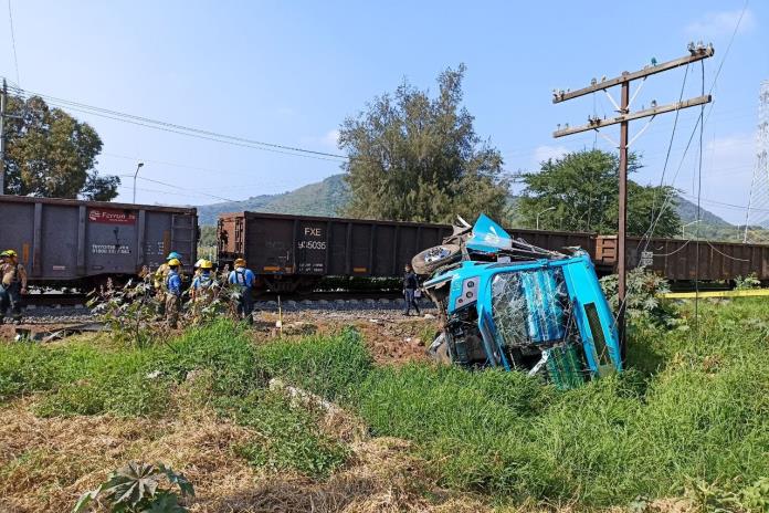 Una persona muerta dejó el choque de un camión contra el tren en Tlajomulco