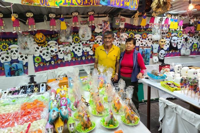 Alfeñiqueros ofrecen sus productos en la calzada Pedro Moreno