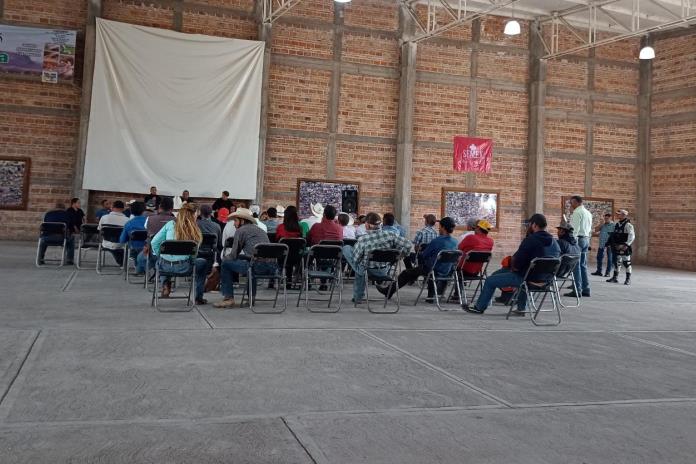 Regidora del municipio de San Julián presente en la reunión de ganaderos y lecheros de la Región con autoridades Estatales