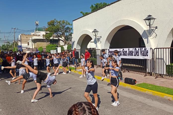 Con Rap y bailes estudiantes de San José del Valle piden trato justo al gobernador