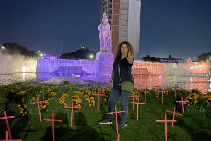 Llenan de cruces rojas monumentos tapatíos para exigir un freno a la violencia feminicida