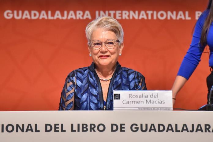 Conmovida, Rosalía del Carmen recibe el homenaje a la Bibliotecaria 2022 en FIL