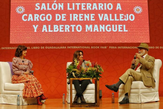Irene Vallejo y Alberto Manguel reciben la Medalla Carlos Fuentes