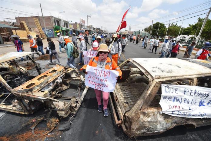Regresarán a México 12 mexicanos varados en Perú por la crisis política