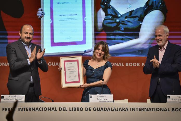 Daniela Tarazona recibe el Premio de Literatura Sor Juana Inés de la Cruz 2022