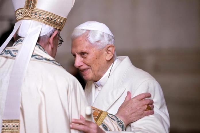 Papa Francisco pide orar por Benedicto XVI, que está muy enfermo