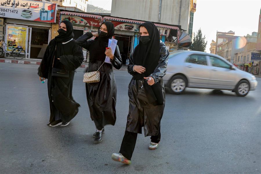 La CPI emite órdenes de arresto contra dos dirigentes talibanes por persecución de las mujeres La CPI emite órdenes de arresto contra dos dirigentes talibanes por persecución de las mujeres