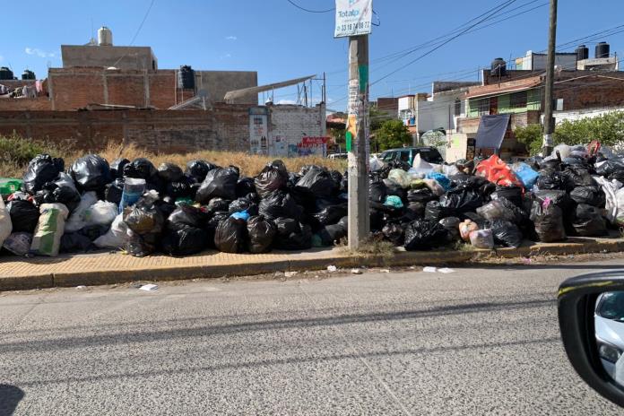 Mientras Tonalá y Caabsa pelean en público, las calles del municipio se llenan de basura