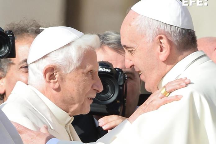 Francisco expresa su gratitud a Benedicto XVI tras su fallecimiento
