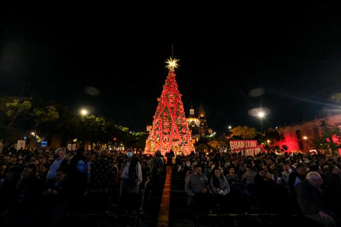 Tras pandemia, Santa Clauses del Centro de Guadalajara recuperan ventas por un año más