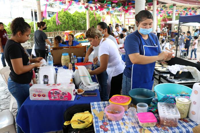 Migrantes participan en una muestra gastronómica en Tapachula