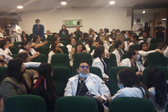 Residentes médicos de Pemex se van a paro nacional de labores por aguinaldo incompleto