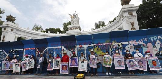A 100 meses del caso Ayotzinapa, denuncian caso estancado por intereses militares