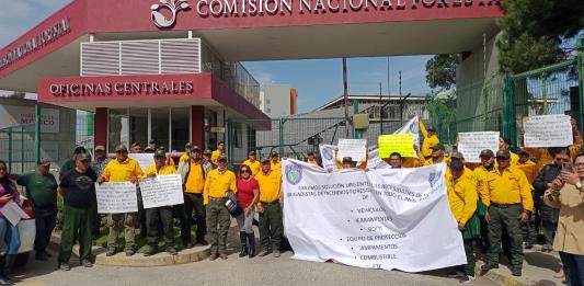 Por falta de herramientas y prestaciones, brigadistas de Conafor toman las instalaciones de la dependencia