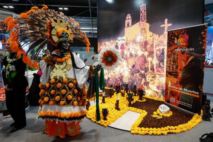 Una vistosa figura del Día de Muertos invita a visitar Michoacán