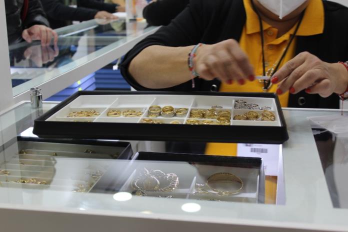 Ante la caída en el precio de monedas internacionales, incrementa demanda de oro en Jalisco