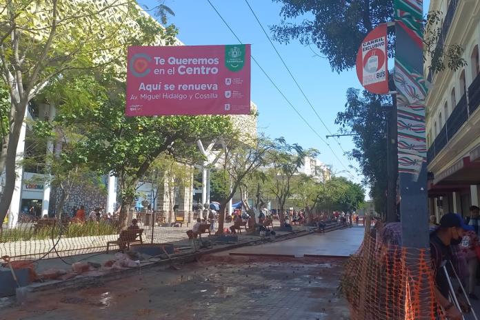 Realizan renovación de adoquinado en avenida Hidalgo y en andador Pedro Loza 