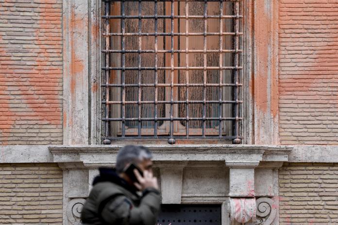 Una protesta ecologista cubre con pintura rosa la fachada del Senado italiano